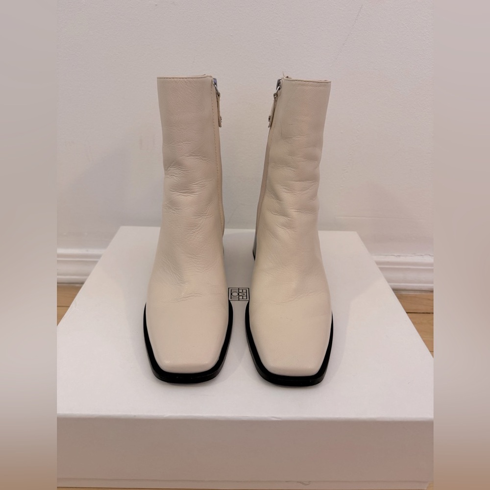 Sam Edelman Winnie Bootie in Ivory (Size 8).
